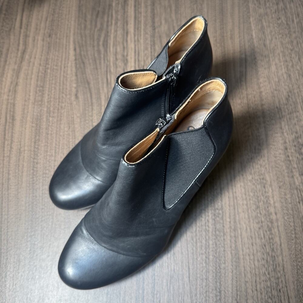Sofft Women’s Chelsea style black ankle boot, 4 inch‎ heel